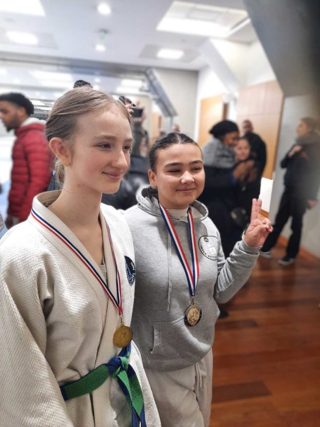 Julia-GENIN,-championne-de-PARIS-minimes,-médaille-d’or–Hiba-BERRABEH,-vice-championne-de-PARIS-minimes,-médaille-d’argent–